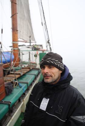 Torben Hass beim Löschen der Undine-Ladung © segelreederei hass Frachtsegeln, Linienverkehr, Segelreederei Hass, Pleite