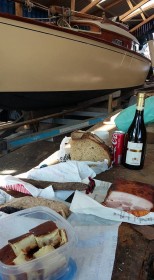 Merke: Man kann sich Arbeit auch angenehm machen © belougirls Belouga, Holzboot, Restaurierung, Frauencrew