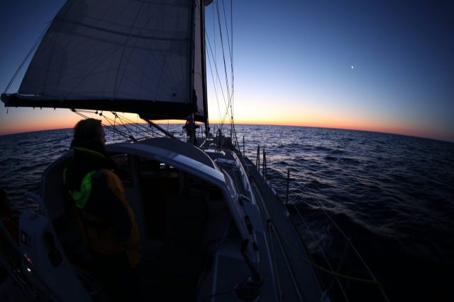 Mal ehrlich, da träumen wir doch alle von: Klasse segeln und noch ein paar Jobs davor, danach, dabei direkt von Bord aus erledigen © wagener Büro, Segeln, Weltumseglung