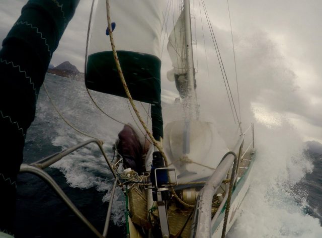 Die “Yvinec” in schwerem Wetter. bei solchen Ausfahrten bleibt Monique lieber unter Deck © voyagedyvinec Huhn, Bordkameradin, Abenteuer, Arktis