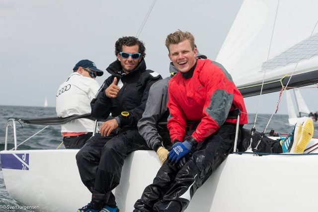 Mitja und Florian haben Spaß auf der Kante. Die Klassenregeln erlauben nur zwei Segler auf der hohen Kante. © Sven Jürgensen J/70 Euro