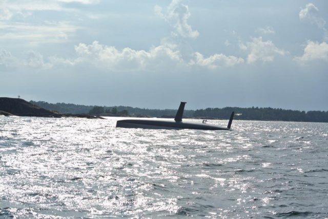 Die ex “UCA” treibt nicht mehr ganz so stolz nach Verlust der Kielbombe durch die Stockholmer Schären © söderström Brenta 60, Kielbombe, Havarie, Kenterung