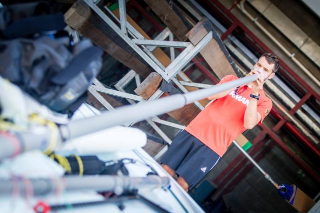 Philipp Buhl checkt nochmals den Laser-Mast – ab Montag geht’s auch bei ihm “ums Ganze” © sailing energy / Sailing Team Germany Olympische Spiele, Rio, Auftakt