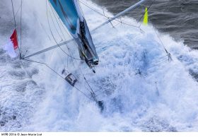 IMOCA Safran wird überspült. Der Beweis, dass die Flügel die 60-Fußer nicht permanent über Wasser halten. © Jean-Marie Liot Yacht Racing Image
