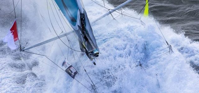 IMOCA Safran wird überspült. Der Beweis, dass die Flügel die 60-Fußer nicht permanent über Wasser halten. © Jean-Marie Liot Yacht Racing Image
