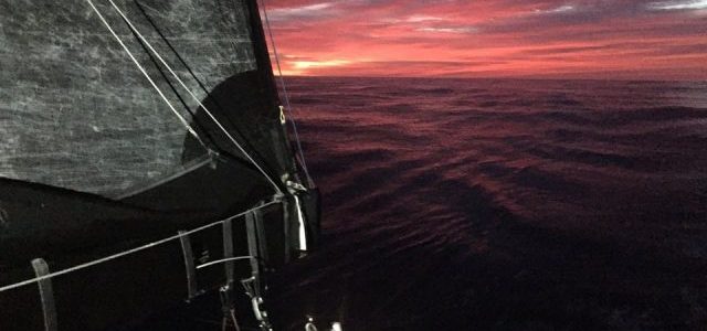 Die Flaute im Kielwasser. Thomson freut sich über das Verlassen der Doldrums, die im wohlgesonnen waren. © Hugo Boss Alex Thomson