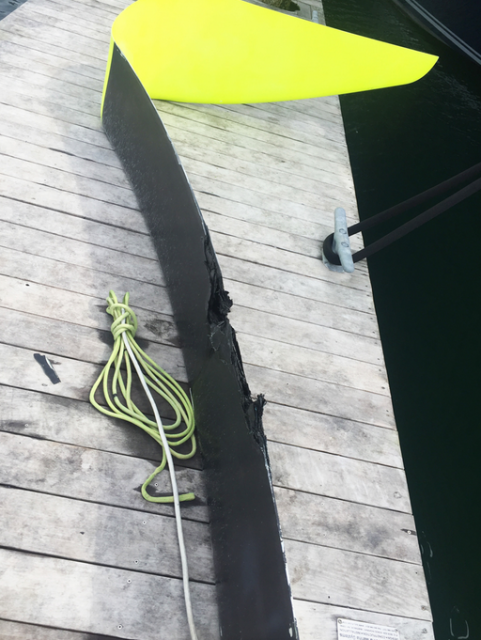 Schaden an der Achterkante bei der Transat-Regatta. Das Foil ist mit einem weichen Objekt kollidiert, und hinten in den Schwertkasten gedrückt worden. © Hillary Kotoun Schaden an der Achterkante bei der Transat-Regatta. Das Foil ist mit einem wichen Objekt kollidiert, und hinten in den Schwertkasten gedrückt worden. © Hillary Kotoun