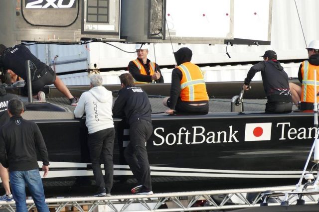 Geheimnisse gibt es nicht. Oacle Chef Designer Grant Simmer beim intensiven Austausch mit Dean Barker SoftBank Team Japan