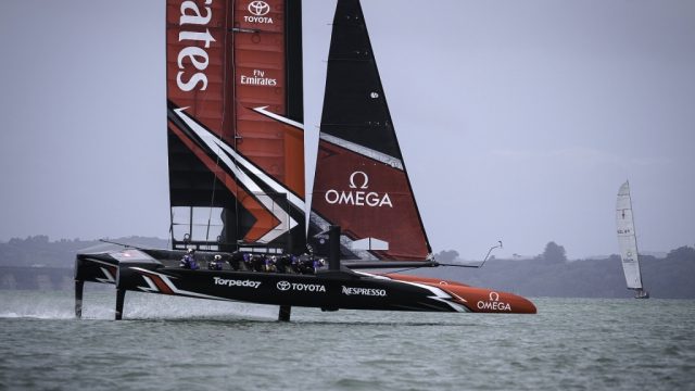 Am zweiten Segeltag zeigen die Kiwis in Auckland guten Speed und schon eine Foil-Wende. © Hamish Hooper and Emirates Team New Zealand Emirates Team New Zealand