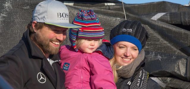 Alex Thomson mit seiner Frau Kate und Tochter Georgia (2) nach dem Ziel. © LIOT / DPPI – VENDEE GLOBE Thomson familie