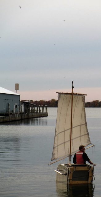 Segeltests in der Flaute. © Kent little boat project