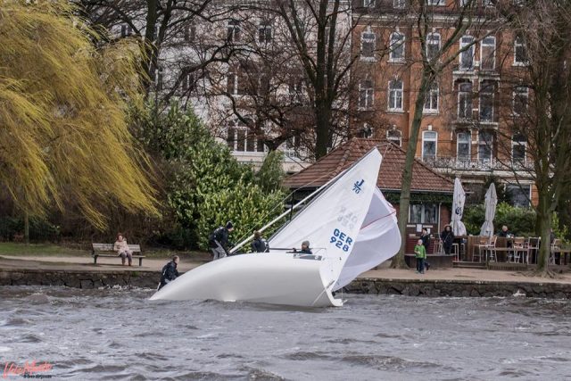 Legerwall-Besuch beim Alster-Kult-Café Alsterperle. Bei den Hemelingern hat sich der Spi verklemmt. © Sven Jürgensen/Vela Mente J/70