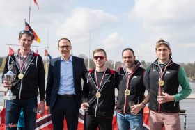 Die Sieger vom Bundesligisten aus Hemelingen um Skipper Jan Seekamp mit dem Budweiser-Vertreter. © Sven Jürgensen /Vela Mente J/70