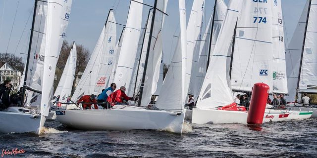 Phillipp Kadelbach kommt am besten durch das Chaos an der Luvtonne. © Sven Jürgensen /Vela Mente J/70
