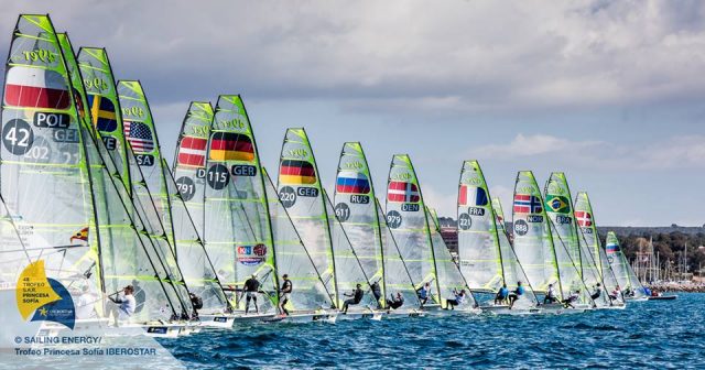 Die 49er Crew Fischer/Graf (115) segelt eine starke Qualifikation (Platz 4) © Sailing Energy
