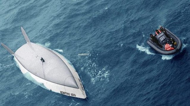 Die kieloben treibende “Exide Challenge” , als das Schlauchboot Der “Adelaide” zu Hilfe eilt © australian navy Rettung, Wunder, 1997 Vendée Globe, Bullimore