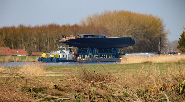 Transport über Hollands Kanäle. © Huisman Huisman