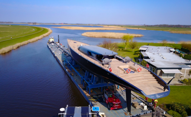 Das “Biest” auf dem Weg zum Wasser. © Huisman