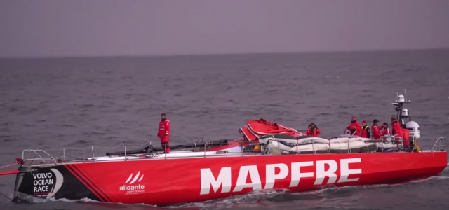 Mapfre motort ohne Rigg zurück in den Hafen. Mapfre