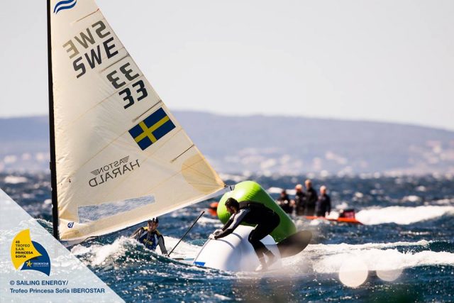 Das Finn Finale, wird bei der letzten Halse entschieden. Kenterung von TUR. © Sailing Energy