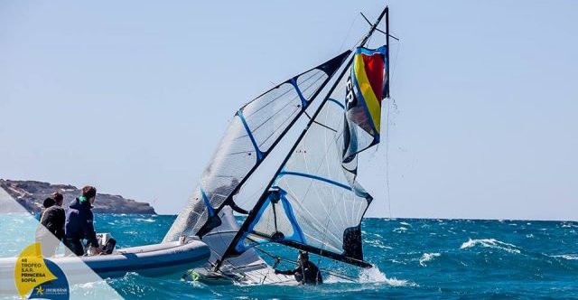 Sieg trotz Mastbruch im 49er FX Finale. Nur zwei kamen durch. © Sailing Energy