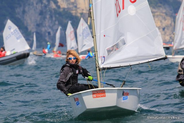Der amerikanische “Sunnyboy” Stephan Baker siegt gegen 800 Konkurrenten in der Juniorklasse © giolai Opti Gardasee