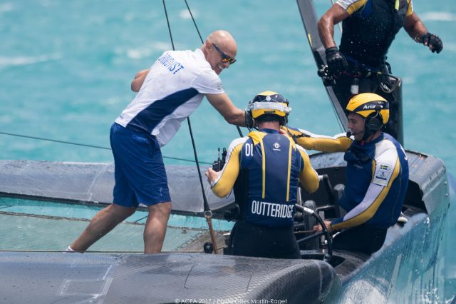 Fröhlicher Team-Chef. Torbjörn Tonquist beglückwünscht seine Männer zum Einzug ins Herausforderer Finale 217 in Bermuda. © ACEA 2017 / Photo Gilles Martin-Raget Artemis Tornquist
