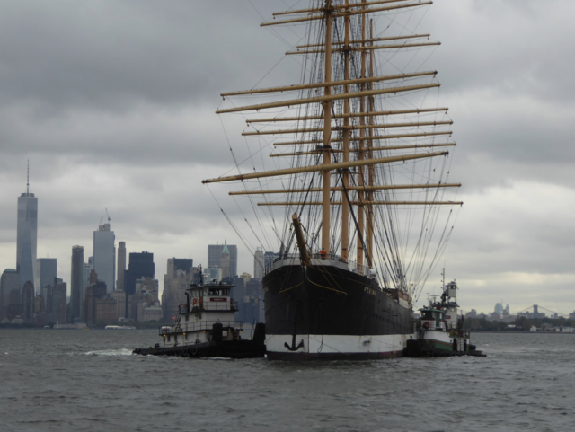 Die Peking beim Verholen nach Staten Island. Dort wird sie derzeit abgeriggt und für die Überfahrt vorbereitet © Freunde Peking Peking, Viermastbark, Restaurierung, Hamburger Museumshafen