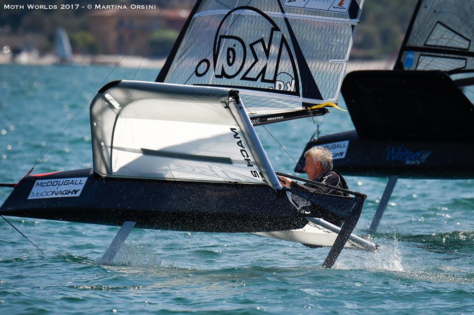 Die Moth-Segler krängen ihre Boote an der Kreuz weit nach Luv, wie hier Moth-Pionier und Mach-2-Erfinder Andrew McDougall, und erzeugen mit dem T-Foil unter Wasser Auftrieb nach Luv. © Martina Orsini Moth Worlds