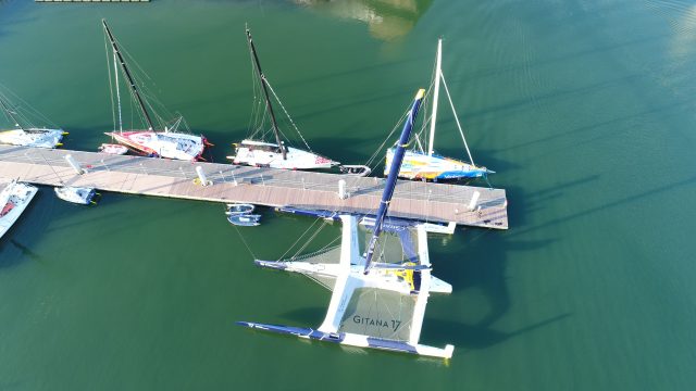 Gitana 17 aus der Möwenperspektive. Die kleinen Böotchen daneben sind keine Minis, sondern IMOCA! © u.r./segelreporter gitana 17. Ultim Trimaran, Sebastien Josse