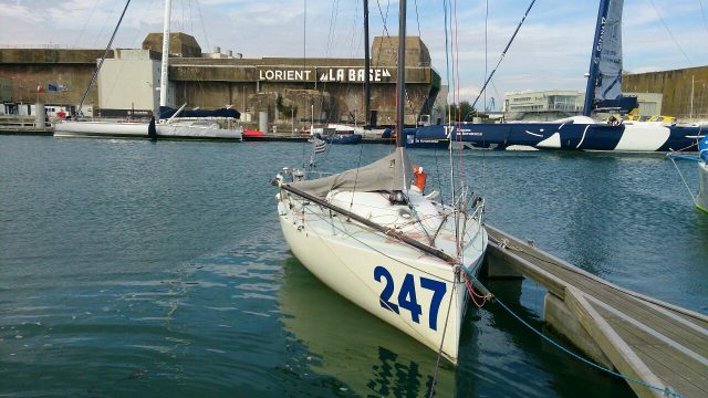 Boris Herrmanns IMOCA “Malizia” (links) und Sebastien Josses Ultim-Trimaran “Gitana” (rechts) haben manchmal das große Glück, dass sie neben formschönen Mini-Klassikern liegen dürfen © miku Lorient, Port, La Base