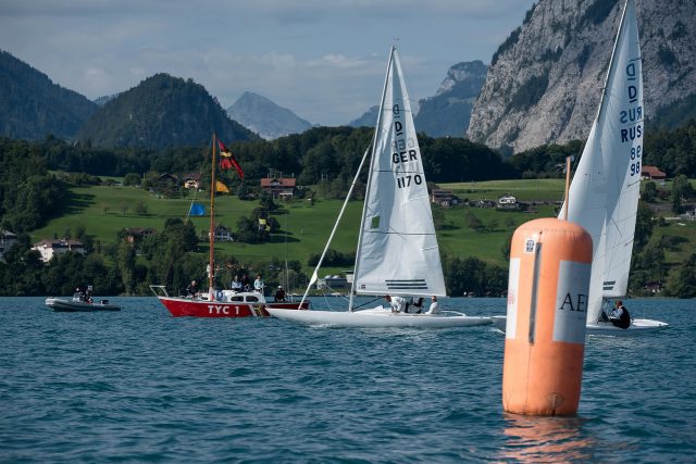Foto Finish im ersten Rennen. Schümann rollt die Genua ein und Brenneke schießt in den Wind für Rang zwei. © Hess Photography