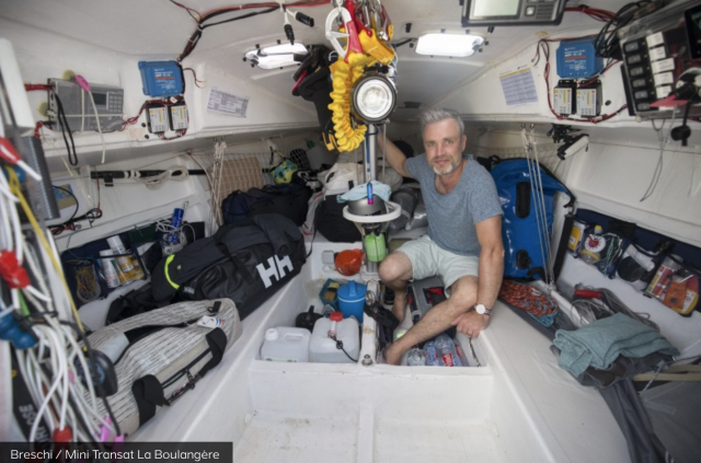 Andreas Deubel, diesmal nicht im Mast sondern im Inneren des ehemaligen Minis von Simon Koster, der damit vor zwei Transat-Ausgaben Dritter wurde. Vielversprechend! © breschi Mini Transat 2017, Vorbereitung