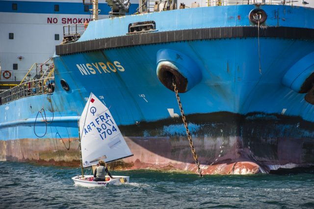 Auch wenn sie vor Anker liegen… die großen Pötte sind dann doch furchteinflößend © Bernard Le Bars / Signatures Optimist, Straße von Gibraltar, Violette Dorange