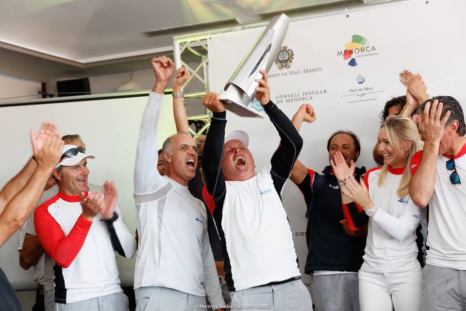 Der italienischen Segelprofi Vasco Vascotto (mit Pokal) führte das Azzurra-Team zum Erfolg. © Martinez Studio Vasco Vascotto