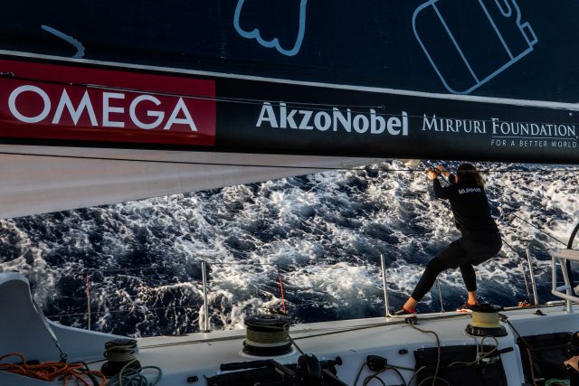 Laser-Silber-Gewinnerin von Rio Annalise Murphy (27) bei der Arbeit auf “Turn the Tide on Plastic” © Jen Edney/Volvo Ocean Race Turn the Tide on Plastic"