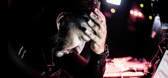 Navigator Steve Hayles ist frustriert nach den letzten Positionsangaben für Sun Hung Kai/Scallywag. © Konrad Frost/Volvo Ocean Race Sun Hung Kai/Scallywag