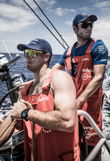Stilvolles Trimmen und Steuern von Nick Dana und Tom Johnson auf Vestas 11th Hour.© Martin Keruzore/Volvo Ocean Race Vestas 11th Hour