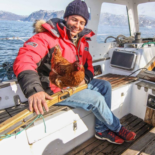 Ein mittlerweile vertrautes Bild: Monique (an der Pinne) und Guirec in kühleren Breitengraden © yvenic Huhn, Langfahrt, voyage Yvenic