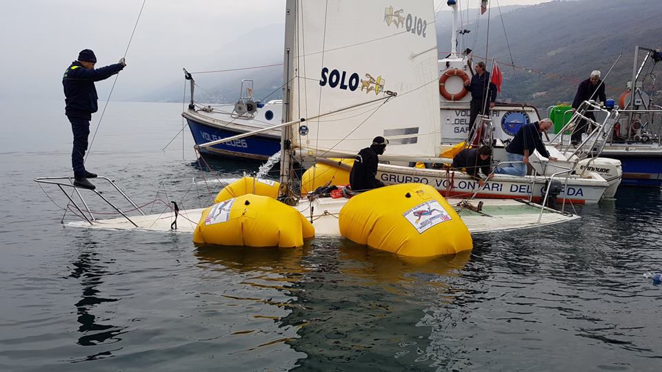 Luftsäcke sichern die Schwimmlage. © Gruppo Volontari Del Garda J/24 Untergang