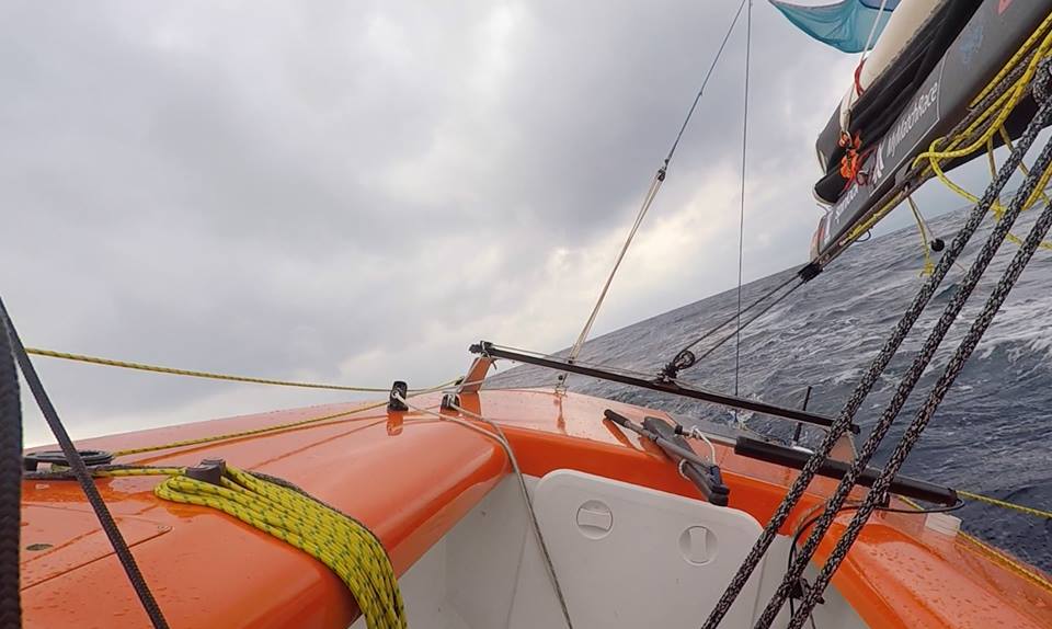 Blick ins Kielwasser und auf den Autopiloten. © Dario Noseda Dario Noseda, Starboot