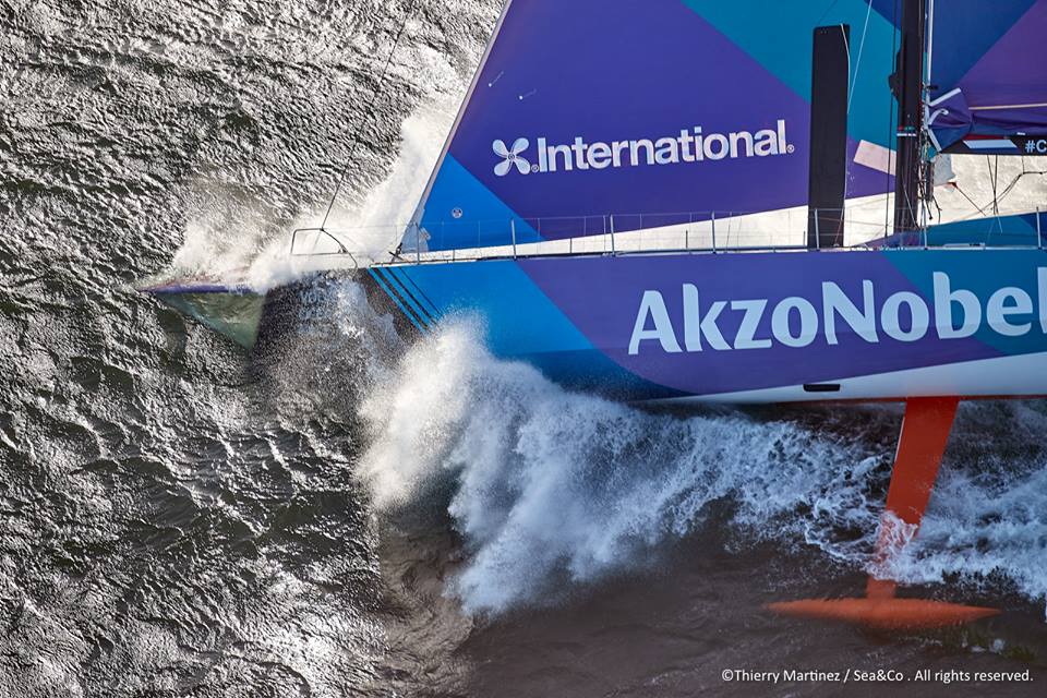 Der Bugh klatscht in die Welle. © VOR Volvo Ocean Race