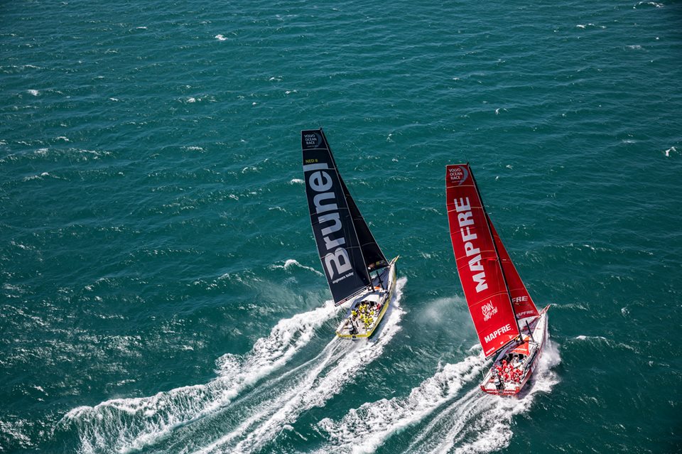 Mapfre passiert Brunel scheinbar mühelos in Luv. © Ydwer.com Photography Volvo Ocean Race