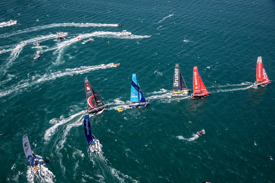 Nach der ersten Tonne liegen die beiden Favoriten wieder an der Spitze. © Ydwer.com Photography Volvo Ocean Race