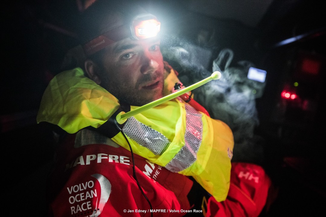 Beim Wasser schöpfen unter Deck ist auf Mapfre die Rettungsweste aufgegangen. © Mapfre