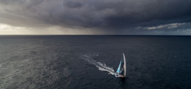 Vestas wird von einer Squall gejagt. Dahinter droht noch fieseres Wetter. © Sam Greenfield/Volvo Ocean Race
