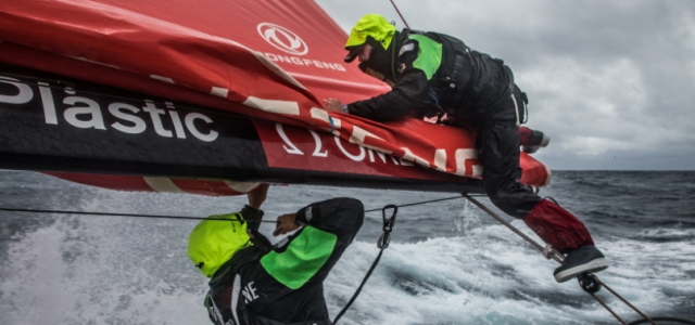 Etwas umständlich, ein Reff eizubinden bei Dongfeng. © Martin Keruzore/Volvo Ocean Race