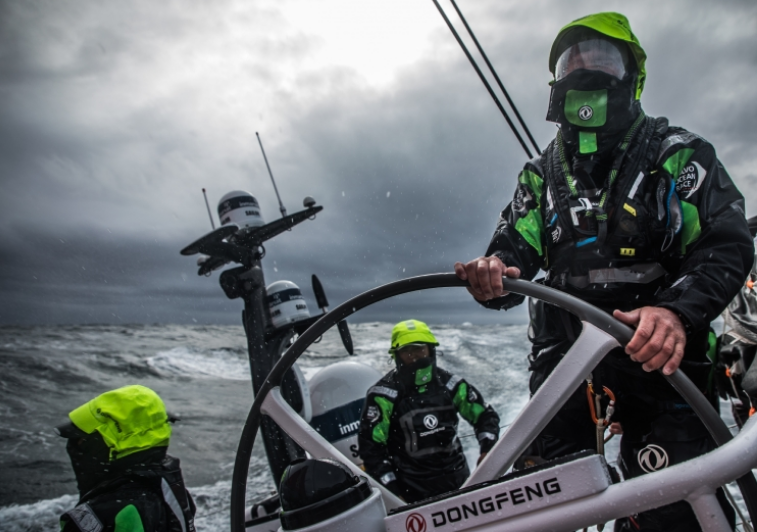 Von hinten kommt das fiese Wetter. © Martin Keruzore/Volvo Ocean Race