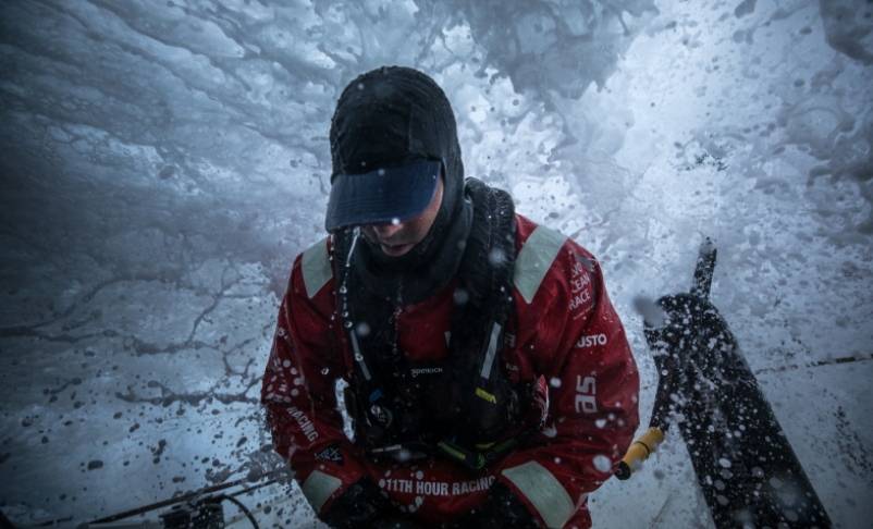 Mark Towill steht auf Vestas im Eiswasser. © Sam Greenfield/Volvo Ocean Race. 13 December, 2017.