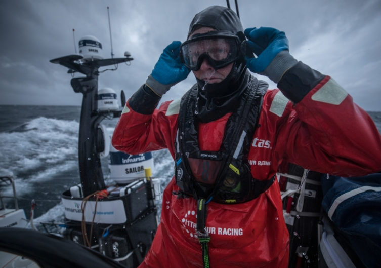 Tony Mutter legt auf Vestas seine Brille an. © Sam Greenfield/Volvo Ocean Race.